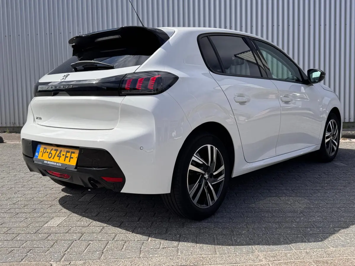 1.2 100PK Allure Automaat | Camera | Navigatie | Apple Carplay / Android Auto | Cruise Control | | DAB ontvanger | Dimlichten automatisch | Kleur wit