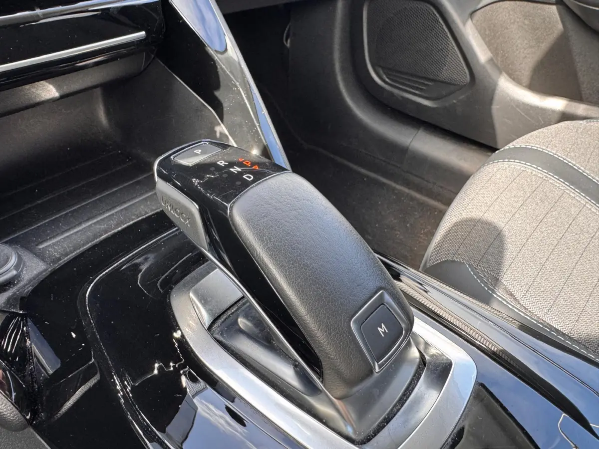 1.2 100PK Allure Automaat | Camera | Navigatie | Apple Carplay / Android Auto | Cruise Control | | DAB ontvanger | Dimlichten automatisch | Kleur wit