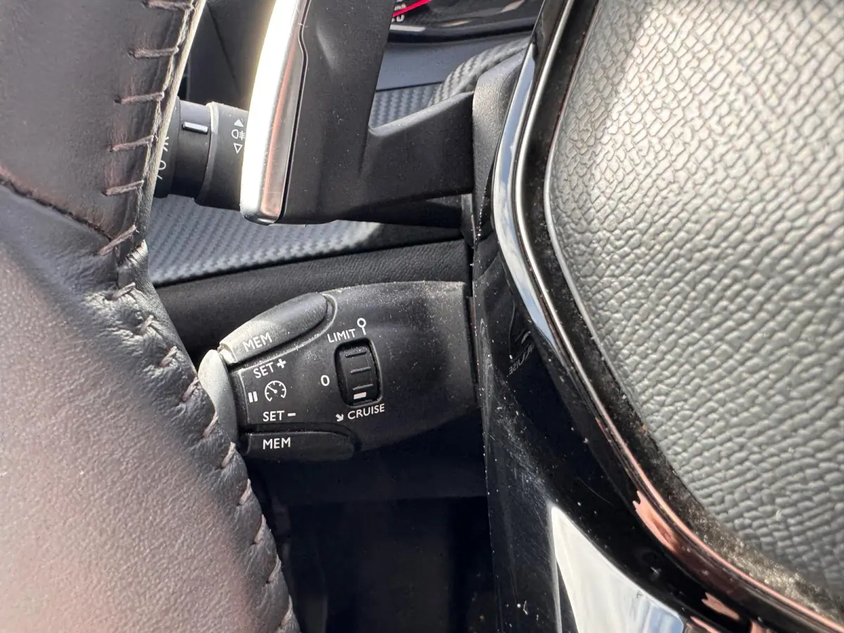 1.2 100PK Allure Automaat | Camera | Navigatie | Apple Carplay / Android Auto | Cruise Control | | DAB ontvanger | Dimlichten automatisch | Kleur wit