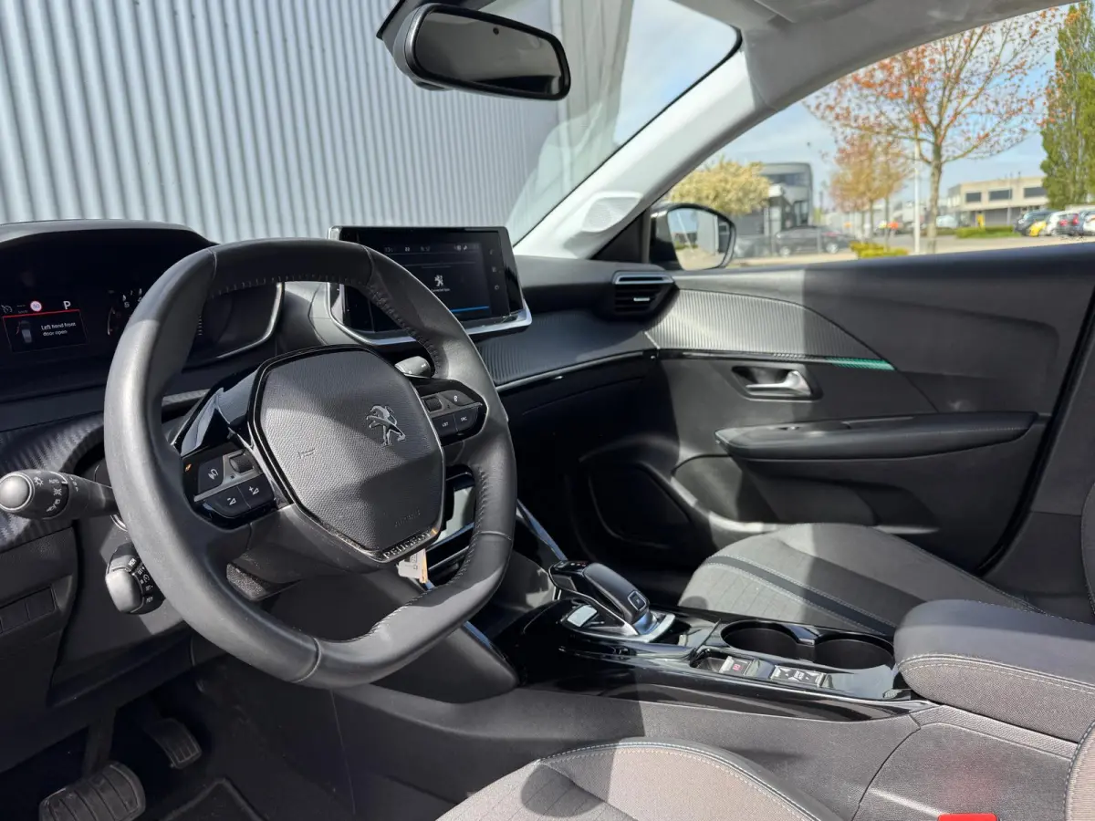 1.2 100PK Allure Automaat | Camera | Navigatie | Apple Carplay / Android Auto | Cruise Control | | DAB ontvanger | Dimlichten automatisch | Kleur wit