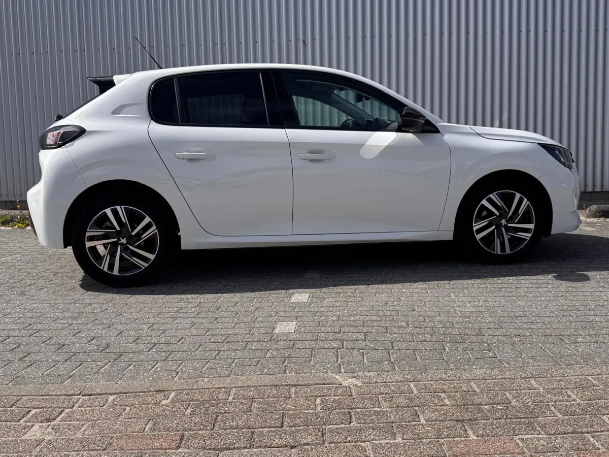 1.2 100PK Allure Automaat | Camera | Navigatie | Apple Carplay / Android Auto | Cruise Control | | DAB ontvanger | Dimlichten automatisch | Kleur wit