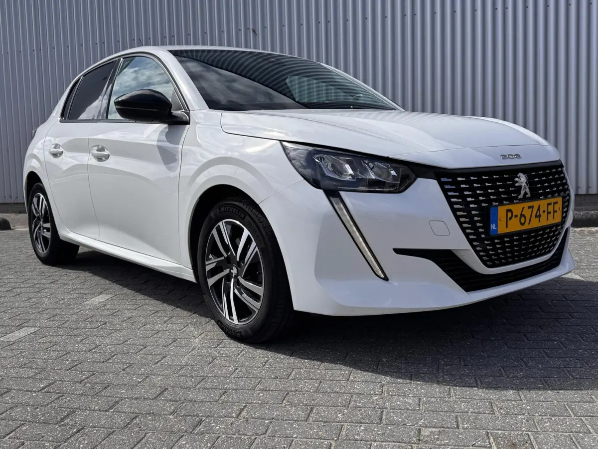 1.2 100PK Allure Automaat | Camera | Navigatie | Apple Carplay / Android Auto | Cruise Control | | DAB ontvanger | Dimlichten automatisch | Kleur wit