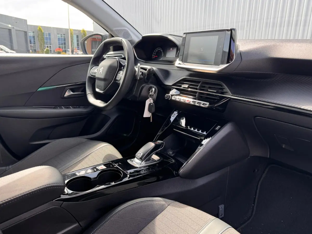 1.2 100PK Allure Automaat | Camera | Navigatie | Apple Carplay / Android Auto | Cruise Control | | DAB ontvanger | Dimlichten automatisch | Kleur wit