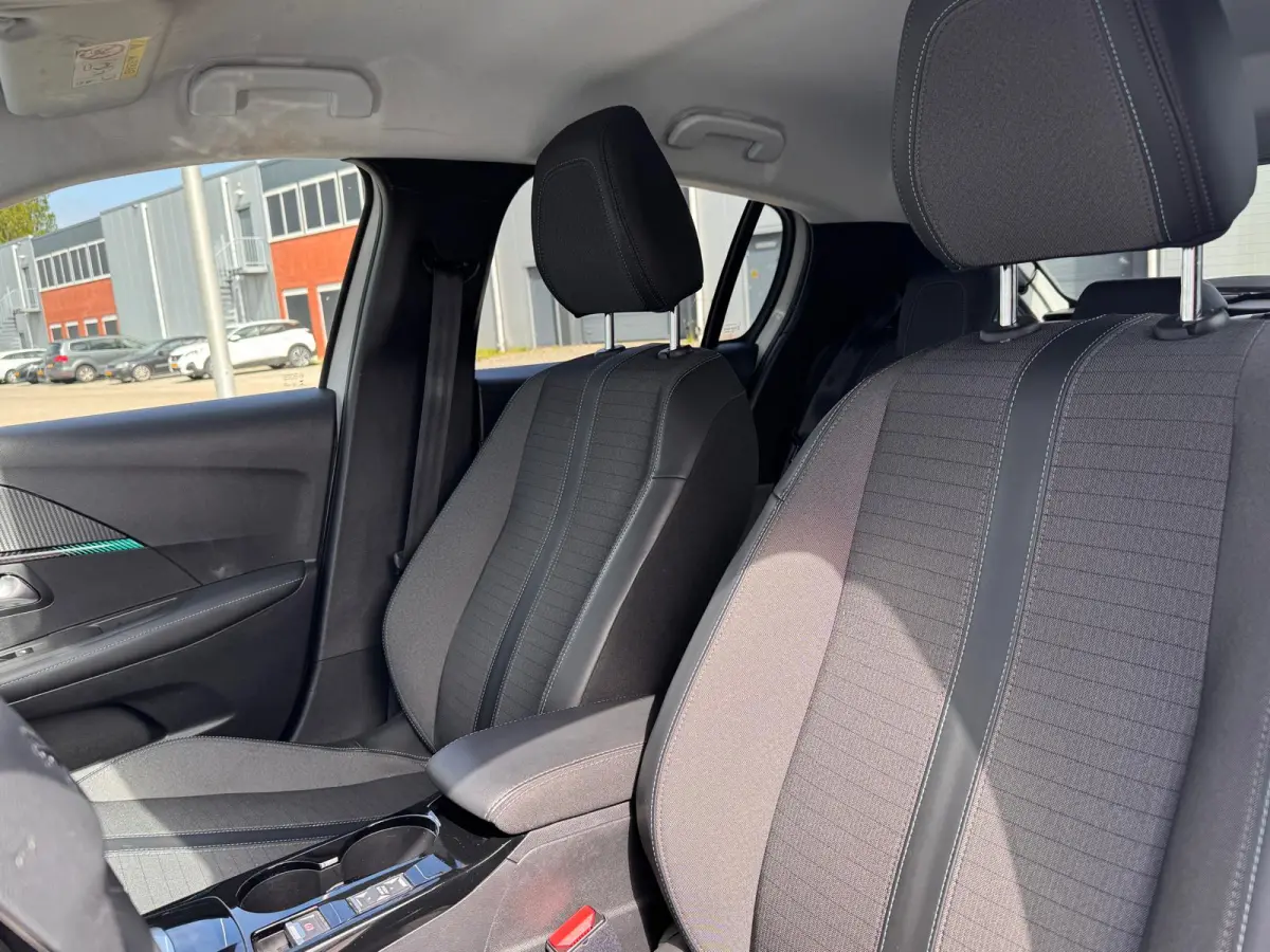 1.2 100PK Allure Automaat | Camera | Navigatie | Apple Carplay / Android Auto | Cruise Control | | DAB ontvanger | Dimlichten automatisch | Kleur wit