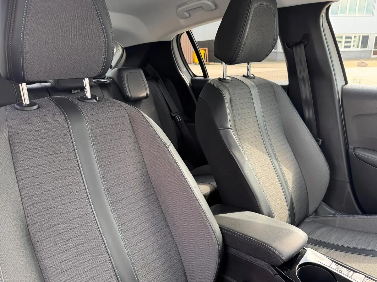 1.2 100PK Allure Automaat | Camera | Navigatie | Apple Carplay / Android Auto | Cruise Control | | DAB ontvanger | Dimlichten automatisch | Kleur wit