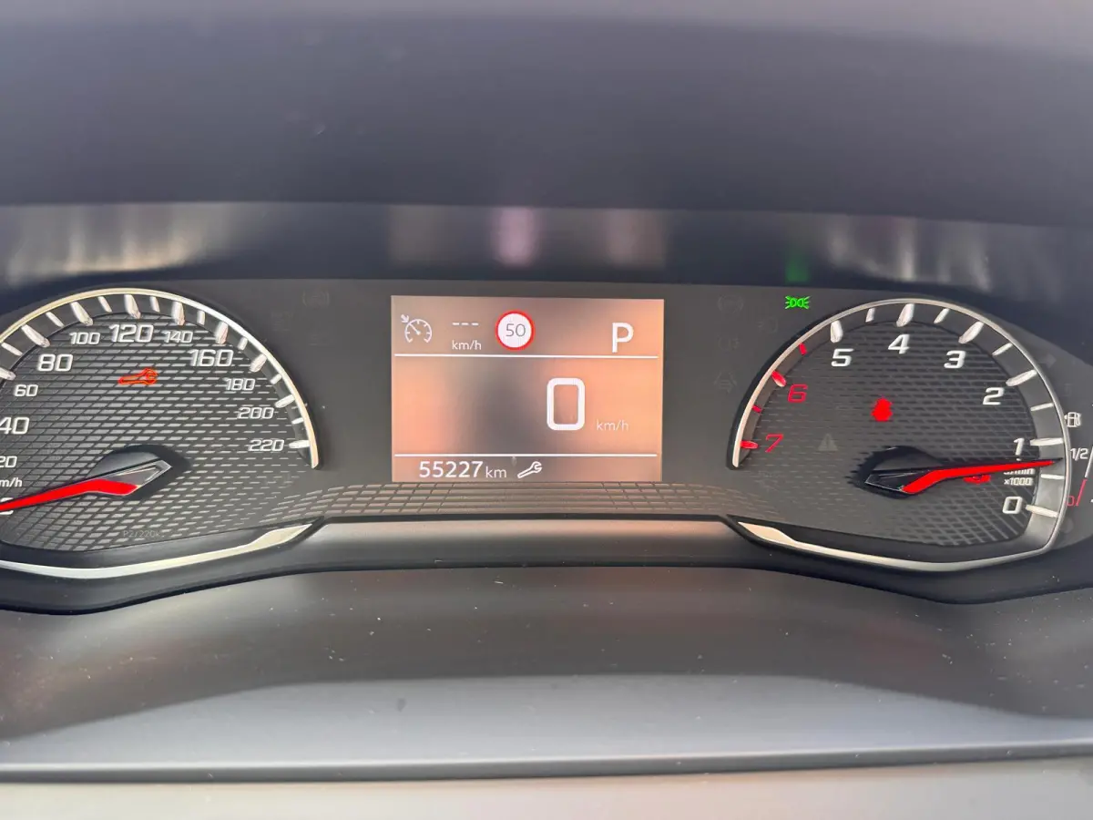 1.2 100PK Allure Automaat | Camera | Navigatie | Apple Carplay / Android Auto | Cruise Control | | DAB ontvanger | Dimlichten automatisch | Kleur wit