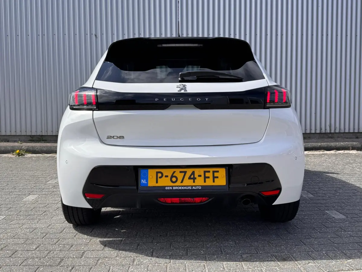 1.2 100PK Allure Automaat | Camera | Navigatie | Apple Carplay / Android Auto | Cruise Control | | DAB ontvanger | Dimlichten automatisch | Kleur wit