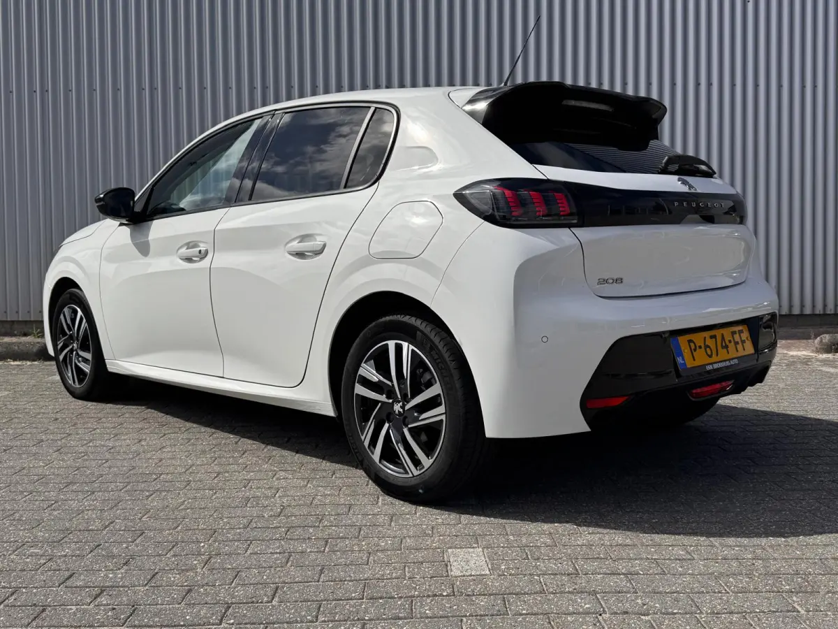 1.2 100PK Allure Automaat | Camera | Navigatie | Apple Carplay / Android Auto | Cruise Control | | DAB ontvanger | Dimlichten automatisch | Kleur wit