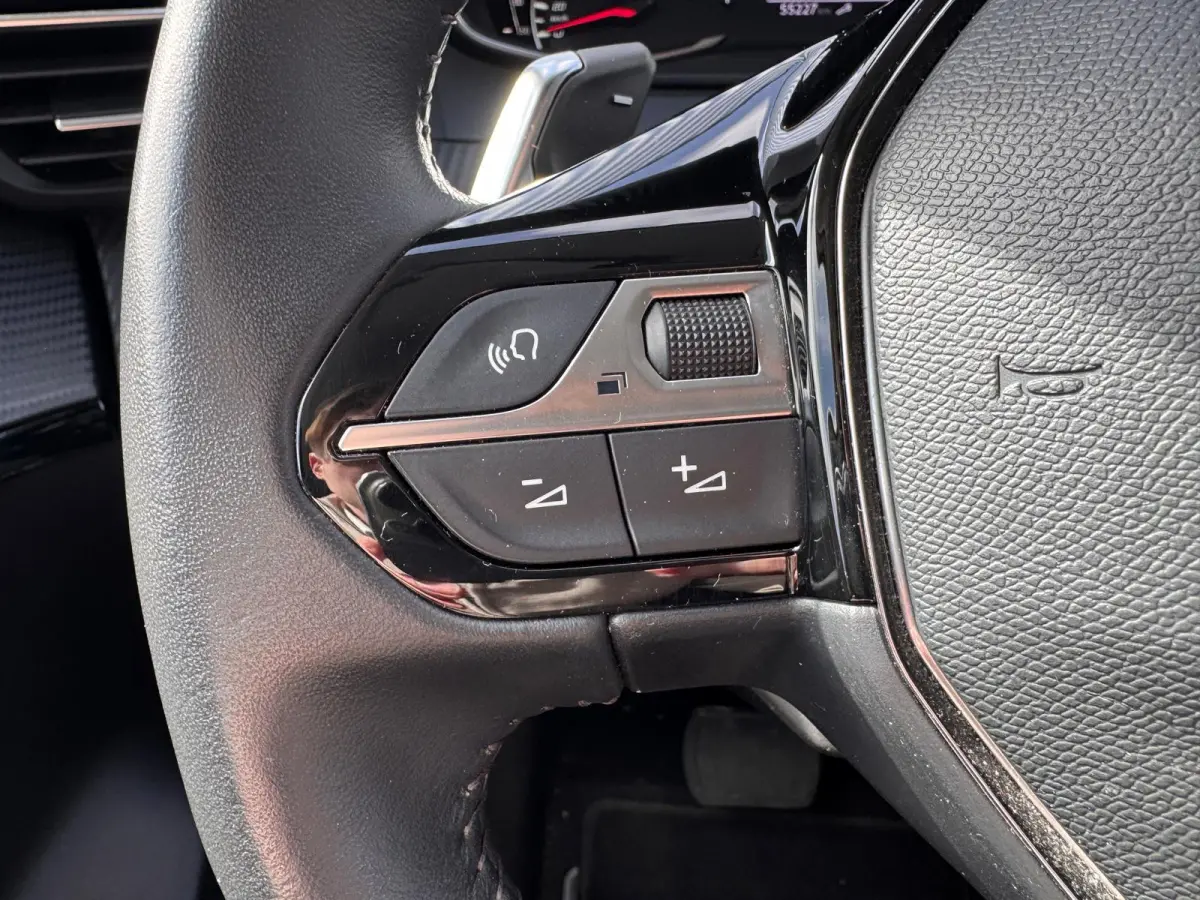 1.2 100PK Allure Automaat | Camera | Navigatie | Apple Carplay / Android Auto | Cruise Control | | DAB ontvanger | Dimlichten automatisch | Kleur wit