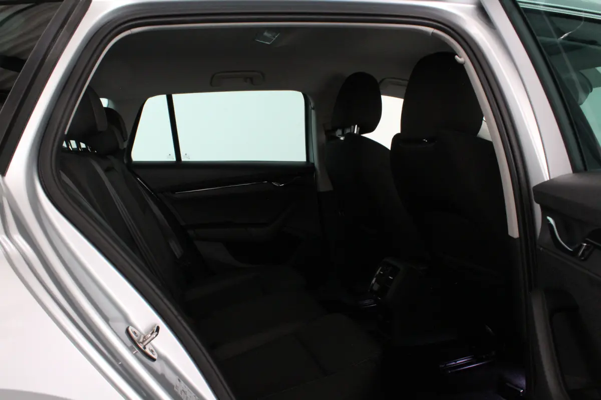 1.0 TSI Business Edition > Camera/Trekhaak/Sfeerverlichting/Keyless