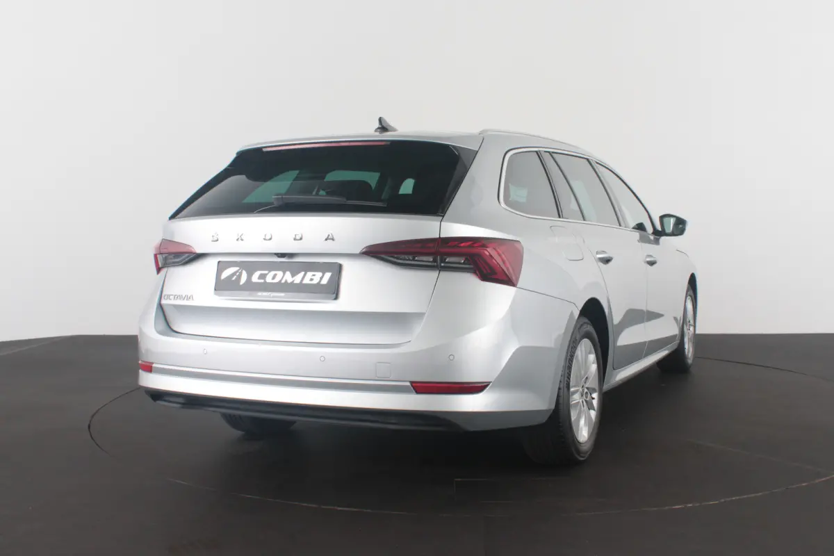 1.0 TSI Business Edition > Camera/Trekhaak/Sfeerverlichting/Keyless