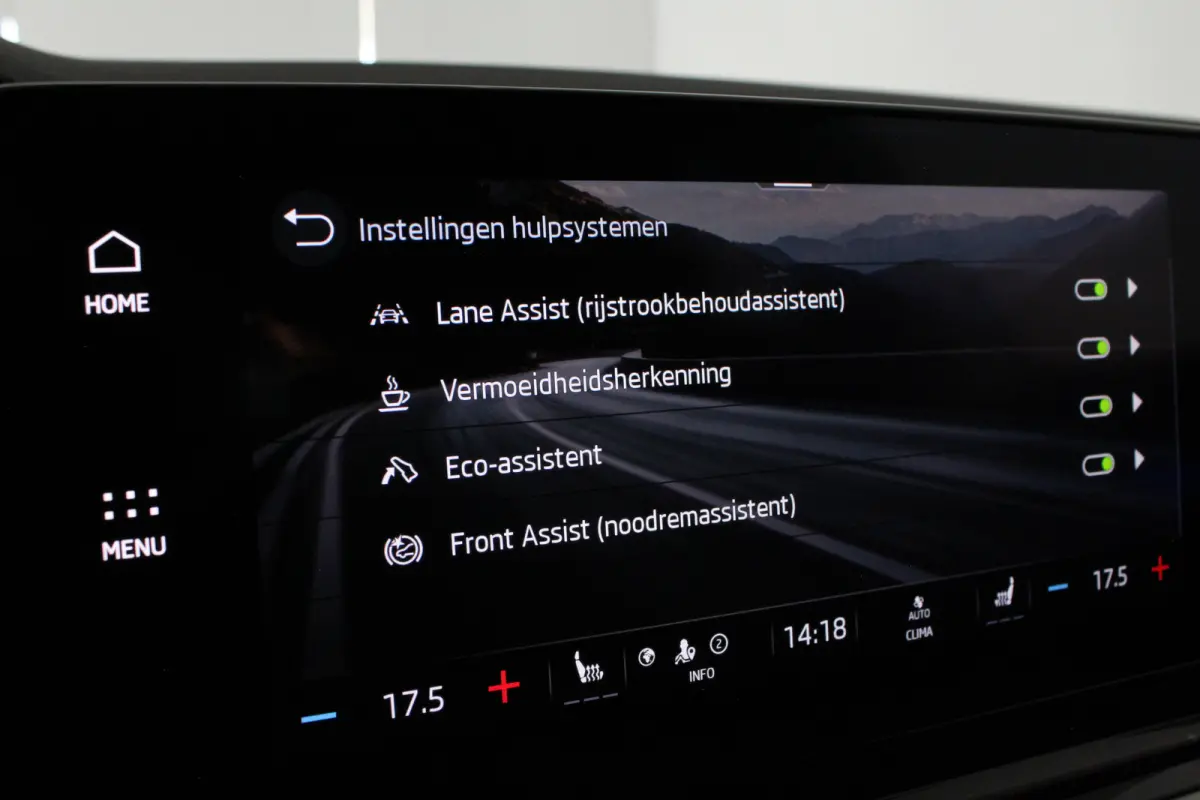 1.0 TSI Business Edition > Camera/Trekhaak/Sfeerverlichting/Keyless
