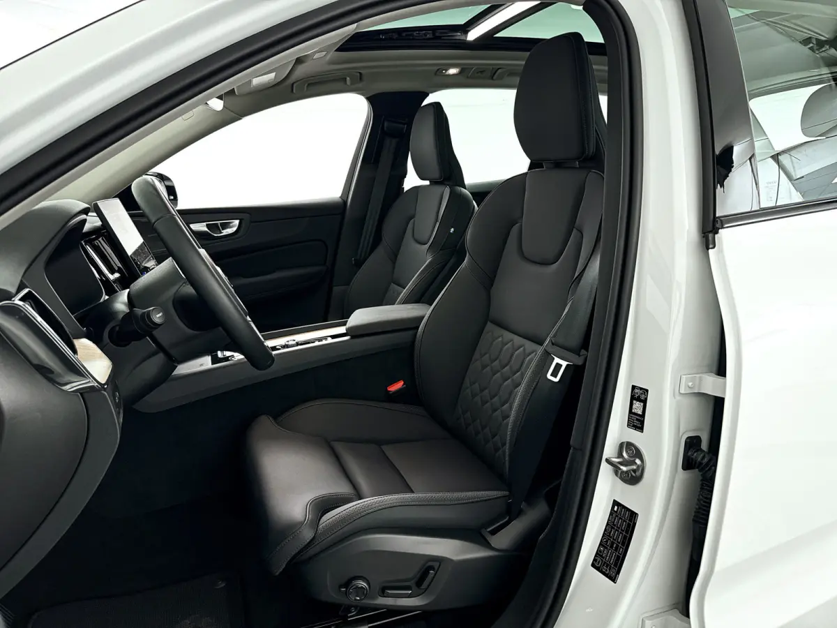 T6 Plug-in hybrid AWD Plus Dark | SOH 100% | Panoramadak | 360° camera | Luchtvering | Harman Kardon | Head-up display | Stoel- en Stuurverwarming | Trekhaak