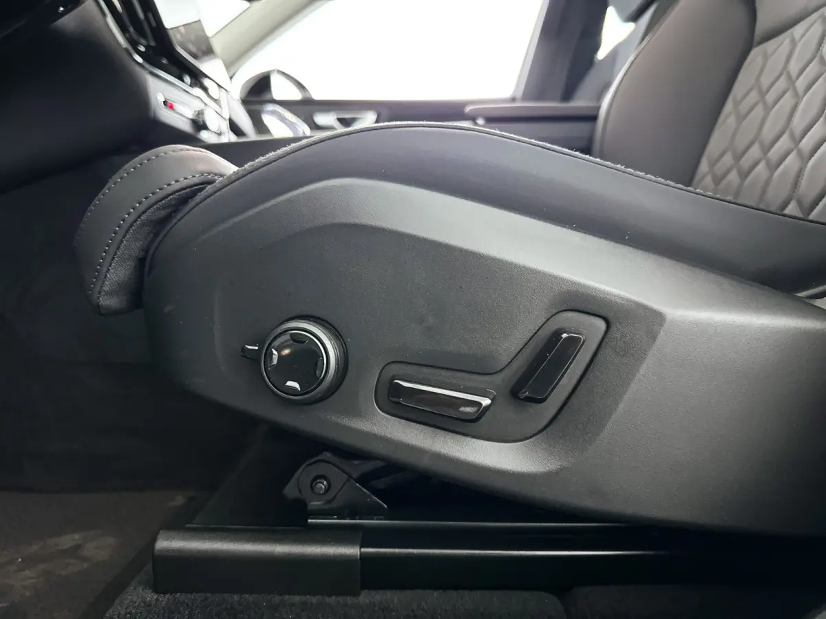 T6 Plug-in hybrid AWD Plus Dark | SOH 100% | Panoramadak | 360° camera | Luchtvering | Harman Kardon | Head-up display | Stoel- en Stuurverwarming | Trekhaak