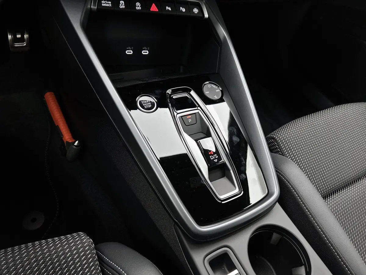 30 TFSI S edition 116 PK | S-Line | Automaat | Navigatie | Virtuele Cockpit Plus | Stoelverwarming | Apple Carplay/Android Auto | Ambiant Licht Pakket | Optiek Pakket Zwart | Sportstoelen | 