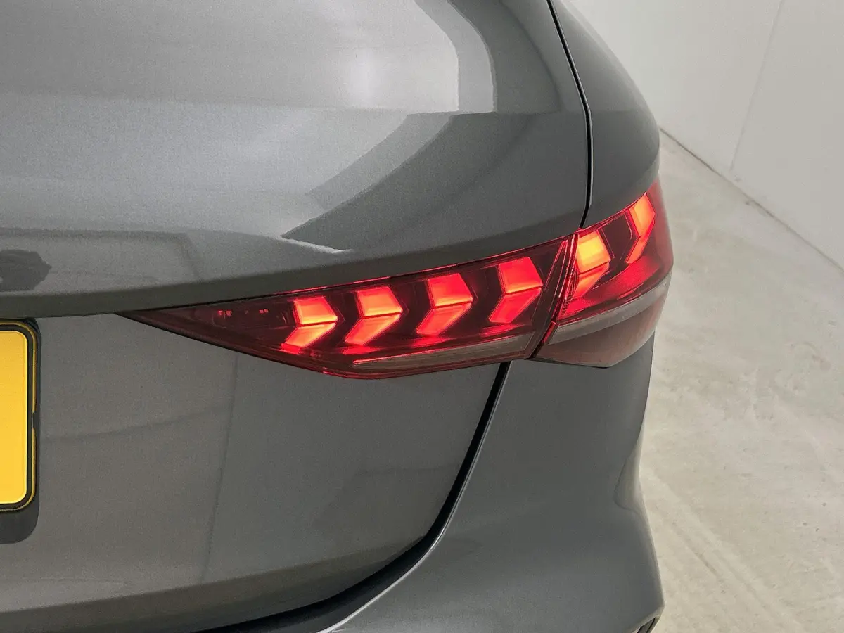 30 TFSI S edition 116 PK | S-Line | Automaat | Navigatie | Virtuele Cockpit Plus | Stoelverwarming | Apple Carplay/Android Auto | Ambiant Licht Pakket | Optiek Pakket Zwart | Sportstoelen | 