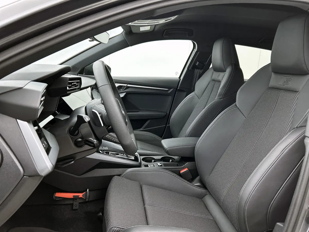 30 TFSI S edition 116 PK | S-Line | Automaat | Navigatie | Virtuele Cockpit Plus | Stoelverwarming | Apple Carplay/Android Auto | Ambiant Licht Pakket | Optiek Pakket Zwart | Sportstoelen | 
