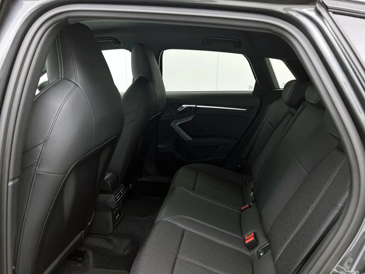 30 TFSI S edition 116 PK | S-Line | Automaat | Navigatie | Virtuele Cockpit Plus | Stoelverwarming | Apple Carplay/Android Auto | Ambiant Licht Pakket | Optiek Pakket Zwart | Sportstoelen | 