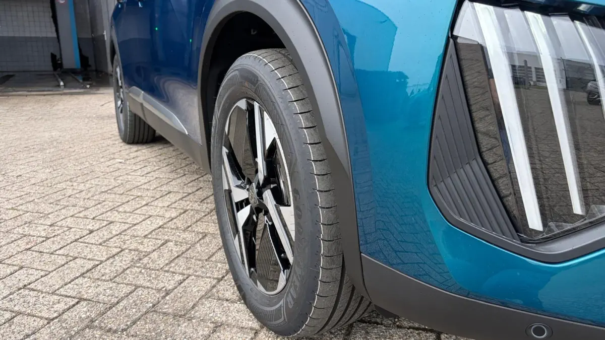 Allure | Active Safety Brake met camera en radar (automatisch noodremsysteem) met Distance Alert (waarschuwing dreigende aanrijding) | Advanced Active Safety Brake met camera en radar | Clim