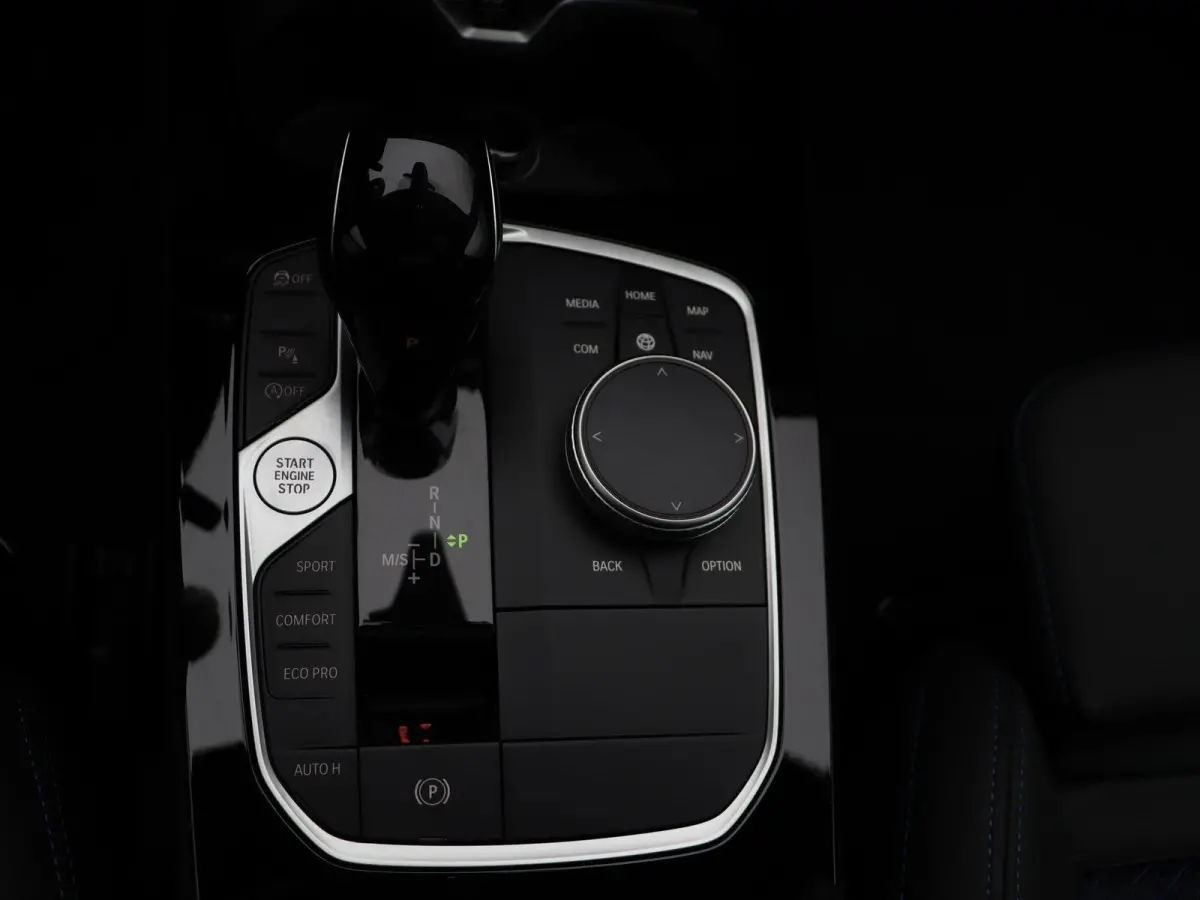220i M Sportpakket Pro | Premium Pack | Travel Pack | Achteruitrijcamera | Panoramadak | Active Cruise Control | HiFi | 19''