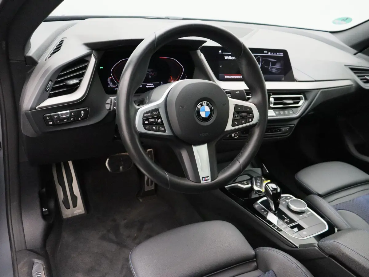 220i M Sportpakket Pro | Premium Pack | Travel Pack | Achteruitrijcamera | Panoramadak | Active Cruise Control | HiFi | 19''