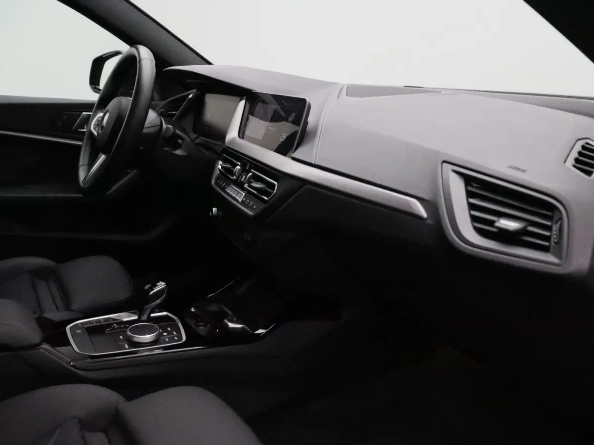 220i M Sportpakket Pro | Premium Pack | Travel Pack | Achteruitrijcamera | Panoramadak | Active Cruise Control | HiFi | 19''