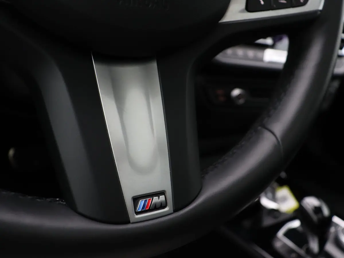 220i M Sportpakket Pro | Premium Pack | Travel Pack | Achteruitrijcamera | Panoramadak | Active Cruise Control | HiFi | 19''