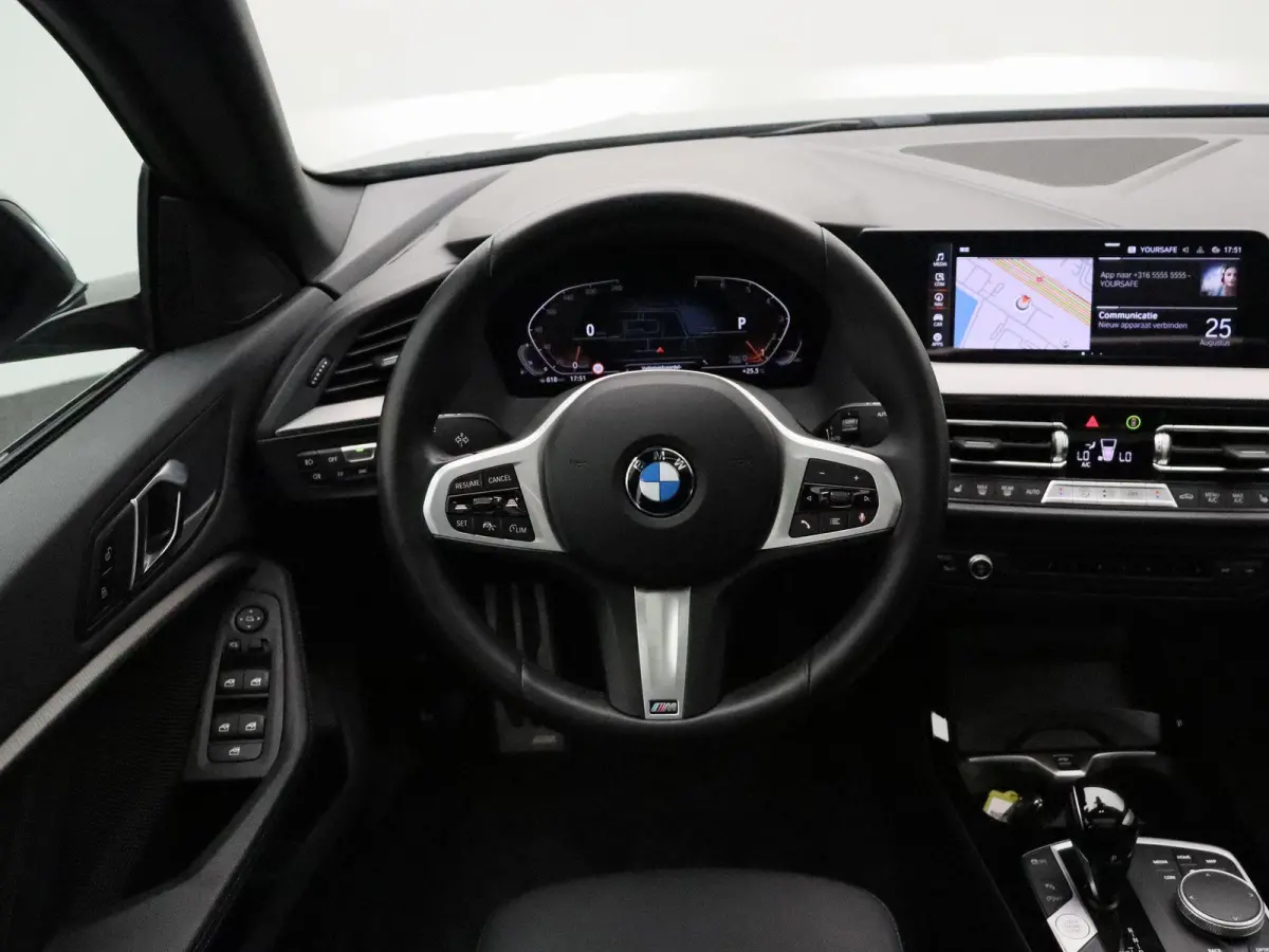 220i M Sportpakket Pro | Premium Pack | Travel Pack | Achteruitrijcamera | Panoramadak | Active Cruise Control | HiFi | 19''