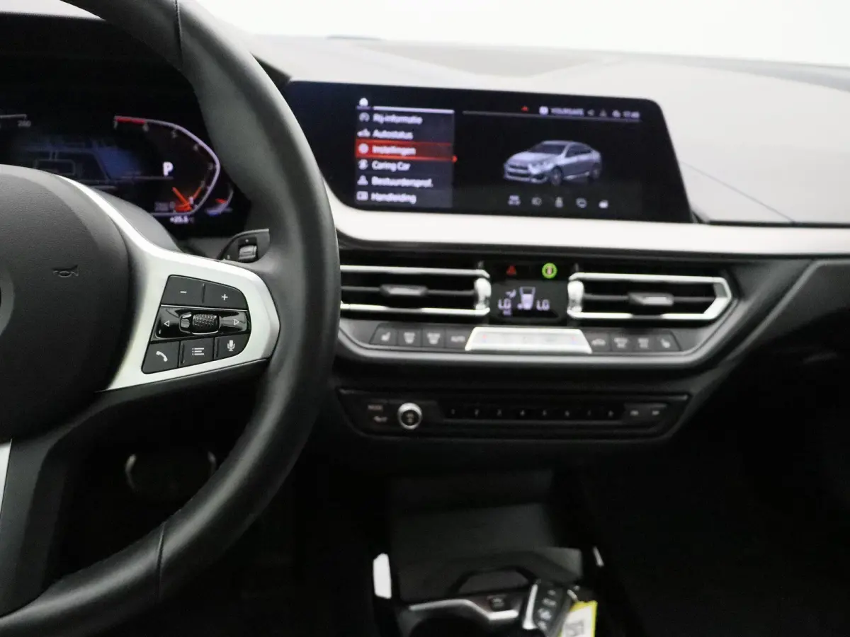 220i M Sportpakket Pro | Premium Pack | Travel Pack | Achteruitrijcamera | Panoramadak | Active Cruise Control | HiFi | 19''