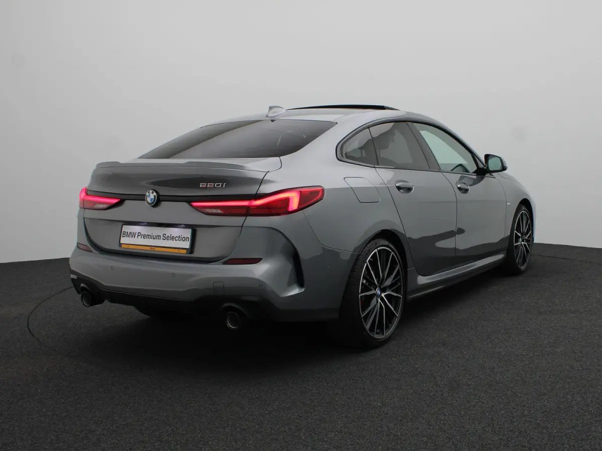 220i M Sportpakket Pro | Premium Pack | Travel Pack | Achteruitrijcamera | Panoramadak | Active Cruise Control | HiFi | 19''