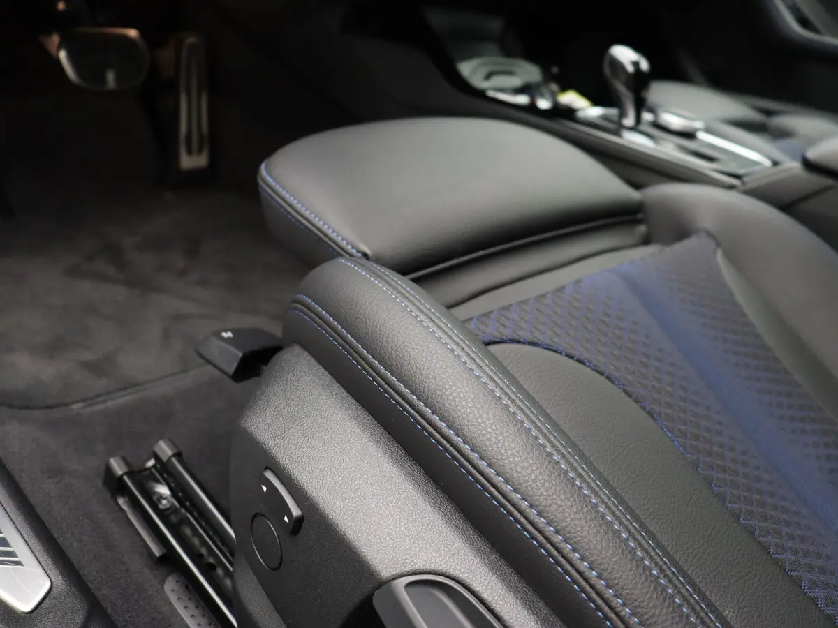 220i M Sportpakket Pro | Premium Pack | Travel Pack | Achteruitrijcamera | Panoramadak | Active Cruise Control | HiFi | 19''