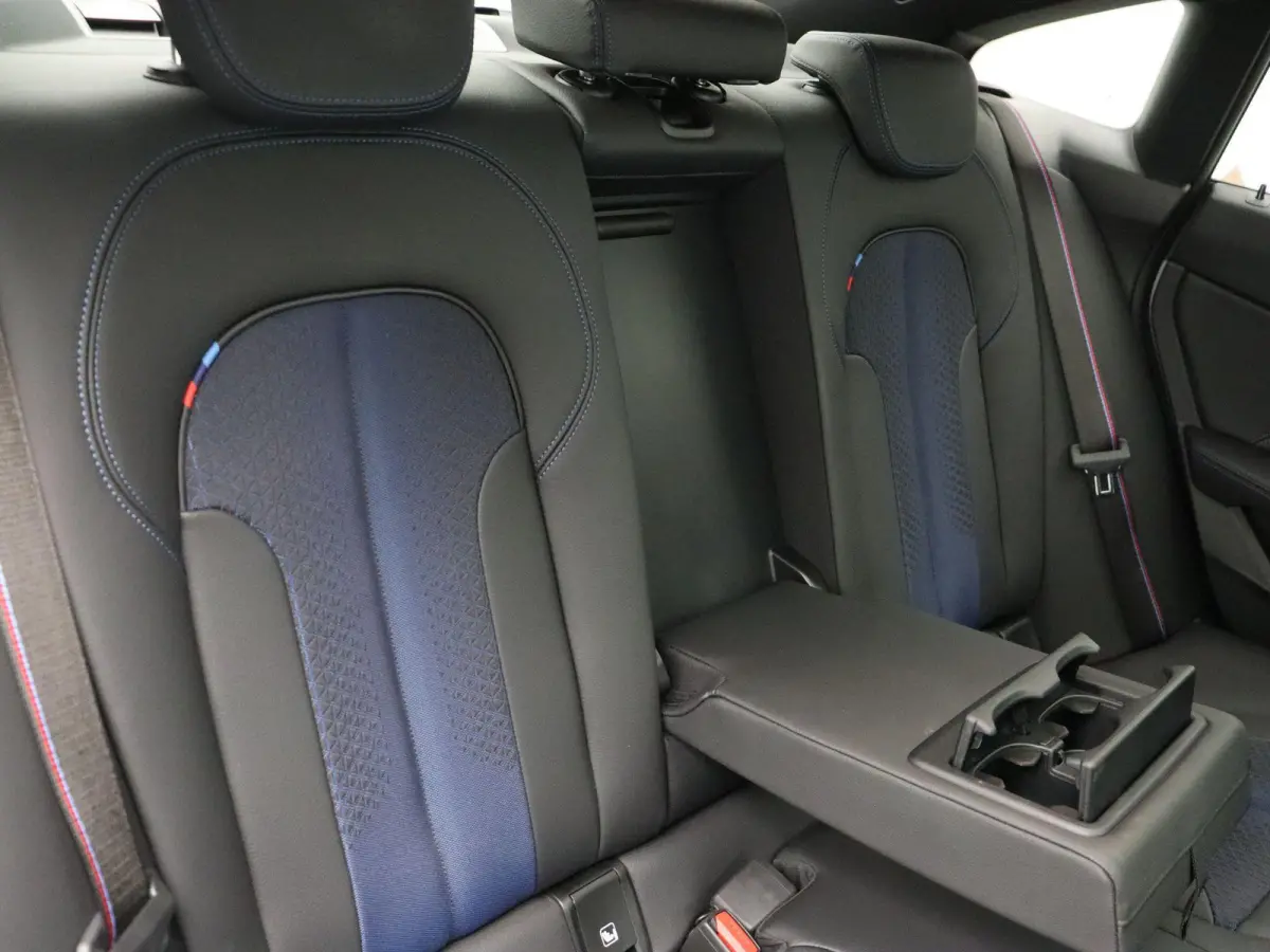 220i M Sportpakket Pro | Premium Pack | Travel Pack | Achteruitrijcamera | Panoramadak | Active Cruise Control | HiFi | 19''