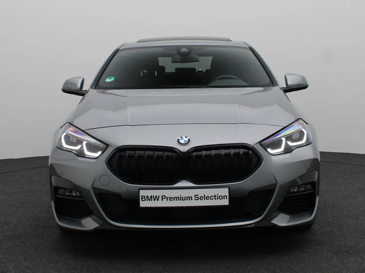 220i M Sportpakket Pro | Premium Pack | Travel Pack | Achteruitrijcamera | Panoramadak | Active Cruise Control | HiFi | 19''