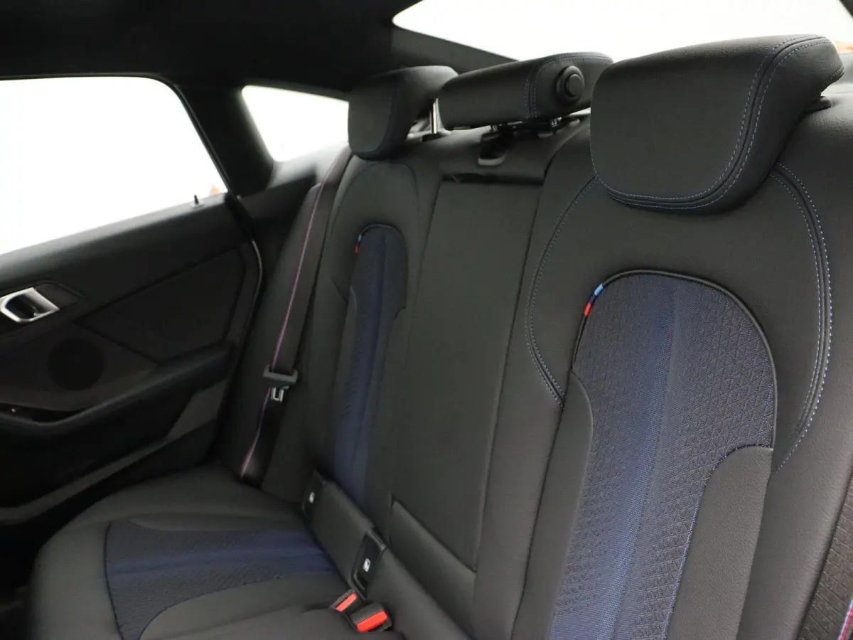 220i M Sportpakket Pro | Premium Pack | Travel Pack | Achteruitrijcamera | Panoramadak | Active Cruise Control | HiFi | 19''