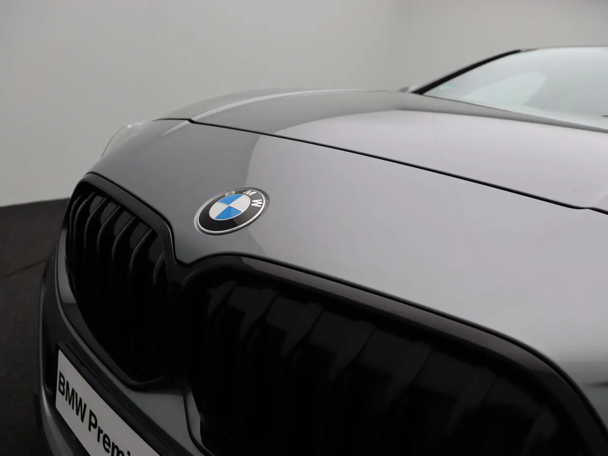 220i M Sportpakket Pro | Premium Pack | Travel Pack | Achteruitrijcamera | Panoramadak | Active Cruise Control | HiFi | 19''