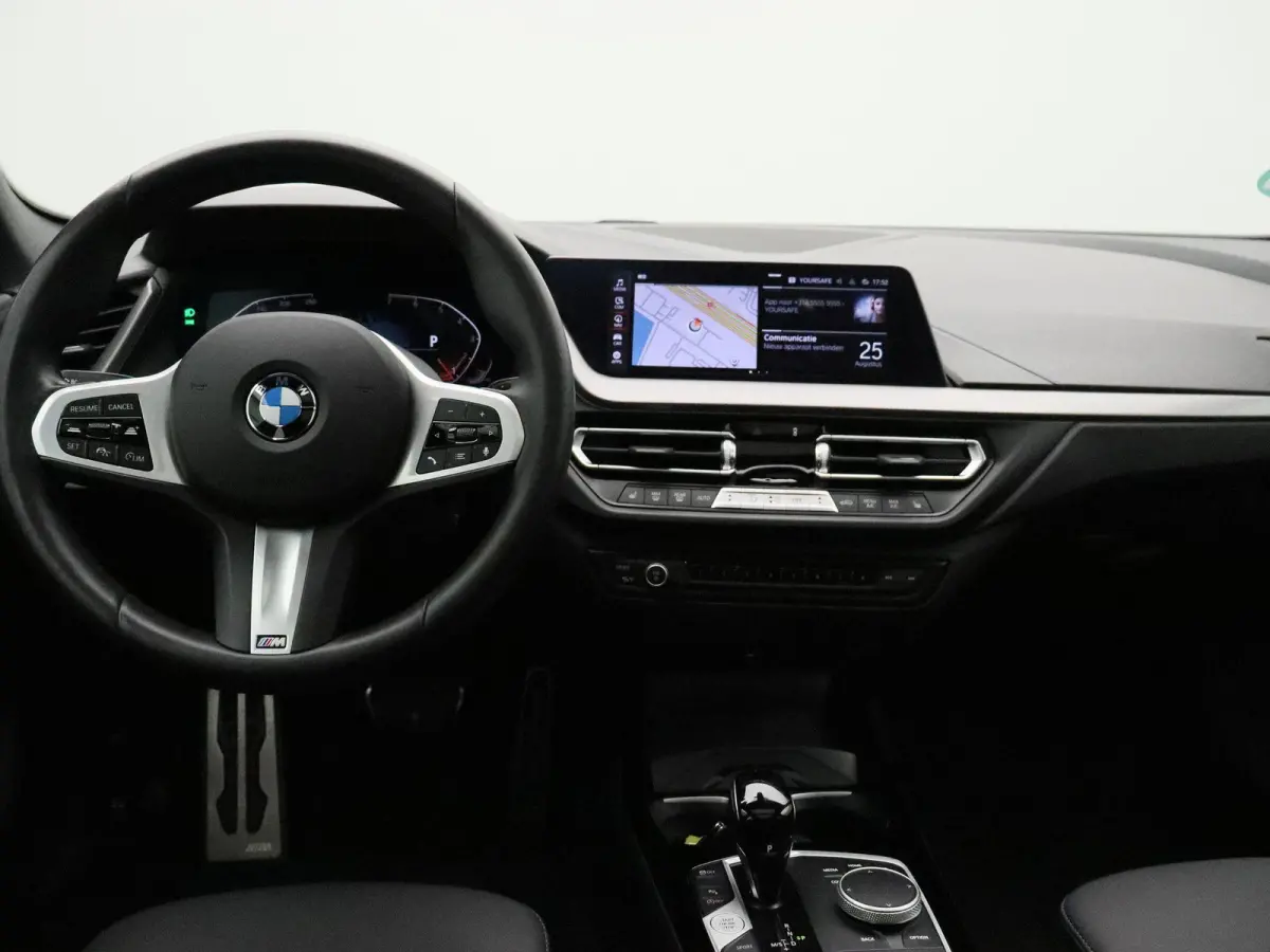 220i M Sportpakket Pro | Premium Pack | Travel Pack | Achteruitrijcamera | Panoramadak | Active Cruise Control | HiFi | 19''