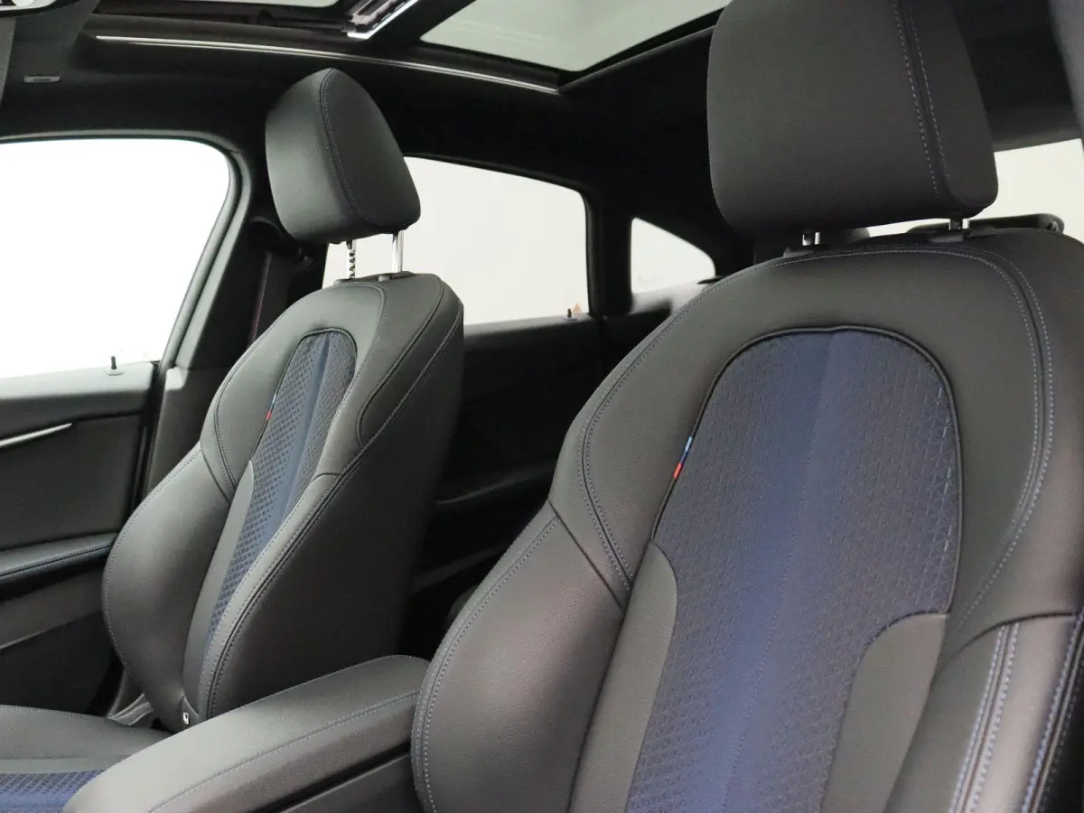 220i M Sportpakket Pro | Premium Pack | Travel Pack | Achteruitrijcamera | Panoramadak | Active Cruise Control | HiFi | 19''