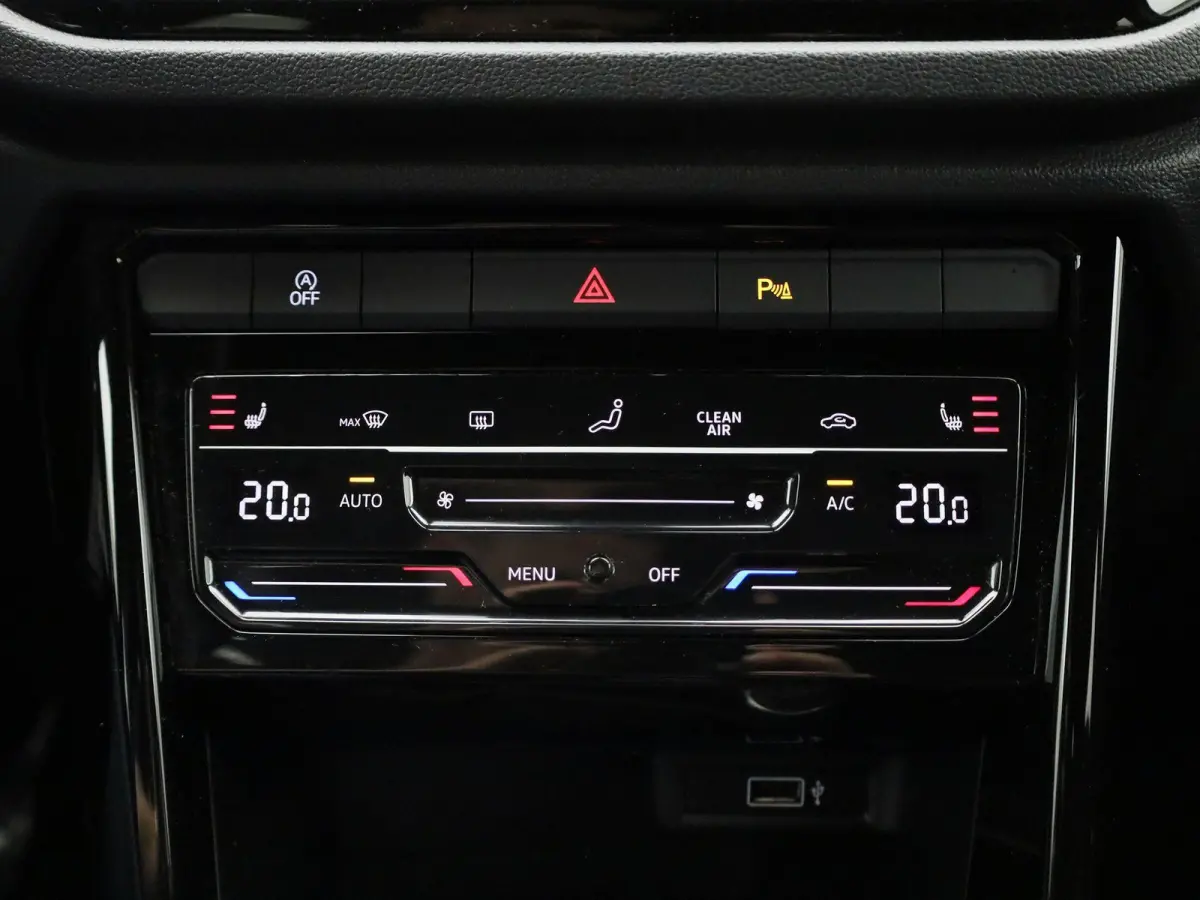 1.0 TSI Style Business | Apple Carplay / Android Auto | Stoelverwarming | Parkeersensoren | Climate Control |