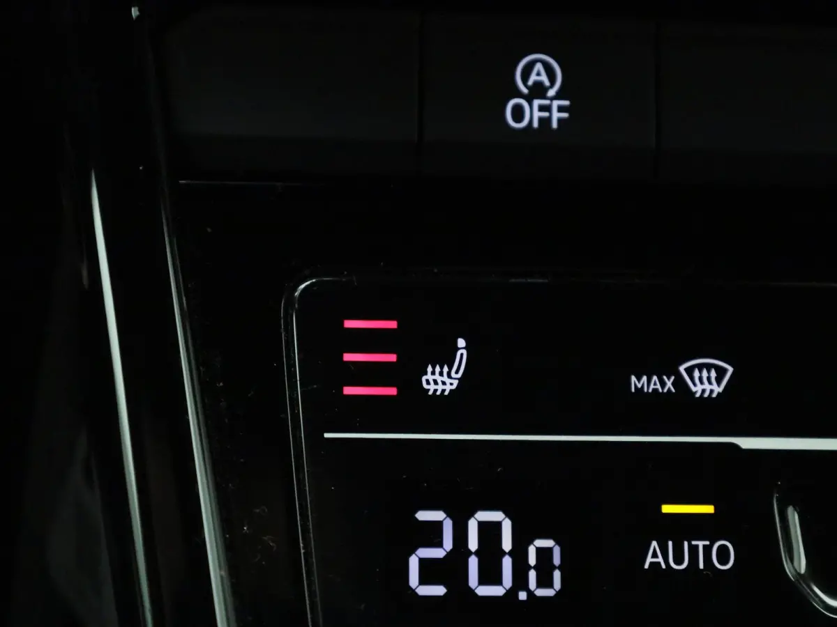 1.0 TSI Style Business | Apple Carplay / Android Auto | Stoelverwarming | Parkeersensoren | Climate Control |