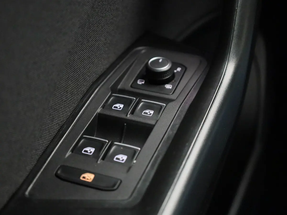 1.0 TSI Style Business | Apple Carplay / Android Auto | Stoelverwarming | Parkeersensoren | Climate Control |