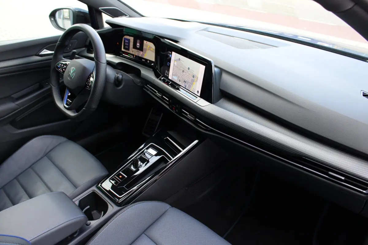 2.0 TSI R 4M PERFORMANCE | HEAD UP | AKRAPOVIC | PANO | H&K | LEDER | CARPLAY | CAMERA | ACC | LED IQ | 19"