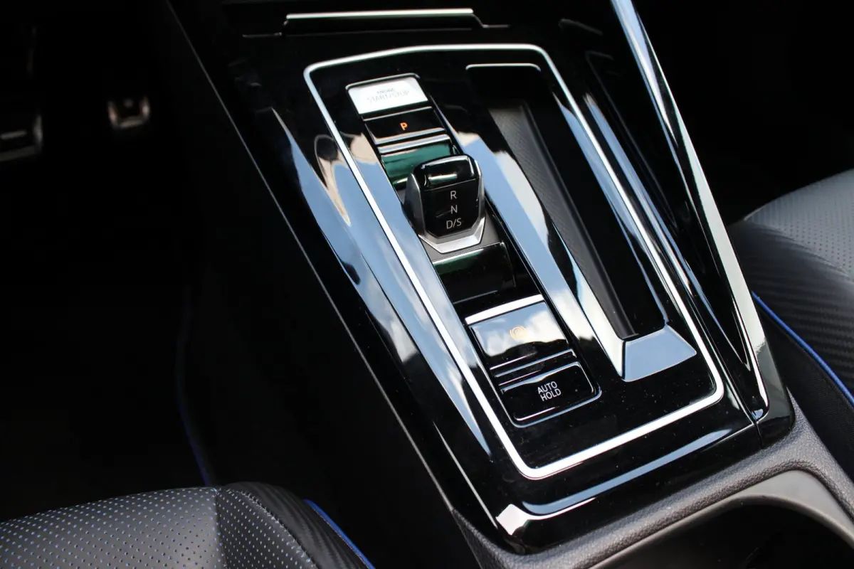 2.0 TSI R 4M PERFORMANCE | HEAD UP | AKRAPOVIC | PANO | H&K | LEDER | CARPLAY | CAMERA | ACC | LED IQ | 19"