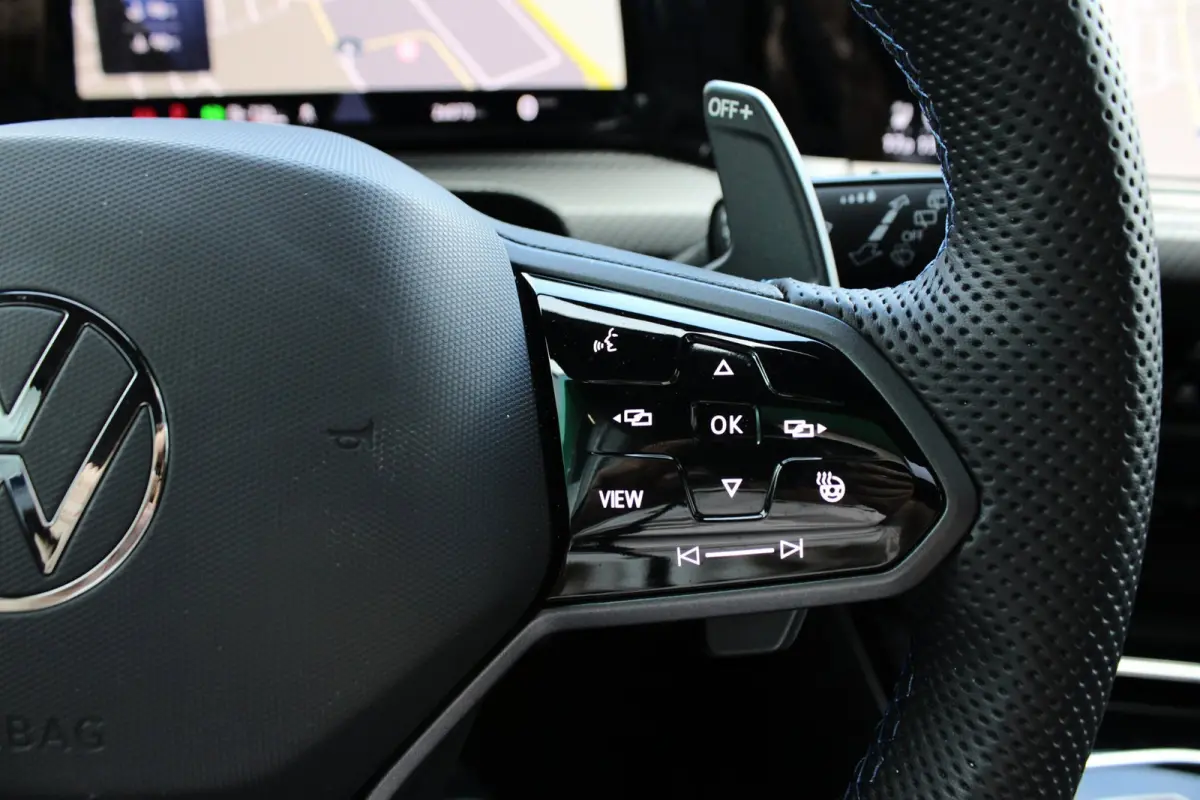 2.0 TSI R 4M PERFORMANCE | HEAD UP | AKRAPOVIC | PANO | H&K | LEDER | CARPLAY | CAMERA | ACC | LED IQ | 19"