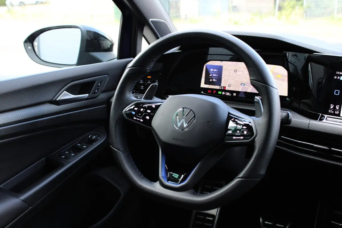 2.0 TSI R 4M PERFORMANCE | HEAD UP | AKRAPOVIC | PANO | H&K | LEDER | CARPLAY | CAMERA | ACC | LED IQ | 19"