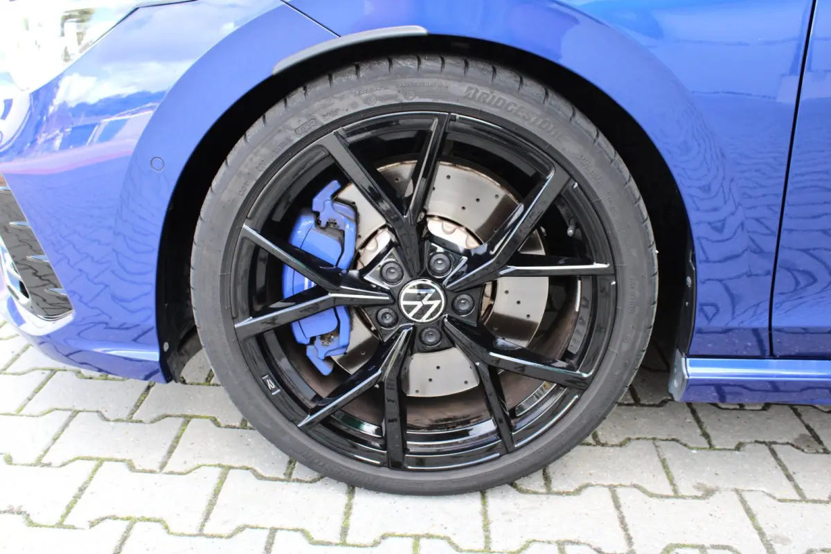 2.0 TSI R 4M PERFORMANCE | HEAD UP | AKRAPOVIC | PANO | H&K | LEDER | CARPLAY | CAMERA | ACC | LED IQ | 19"