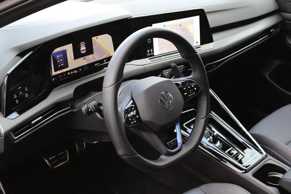2.0 TSI R 4M PERFORMANCE | HEAD UP | AKRAPOVIC | PANO | H&K | LEDER | CARPLAY | CAMERA | ACC | LED IQ | 19"