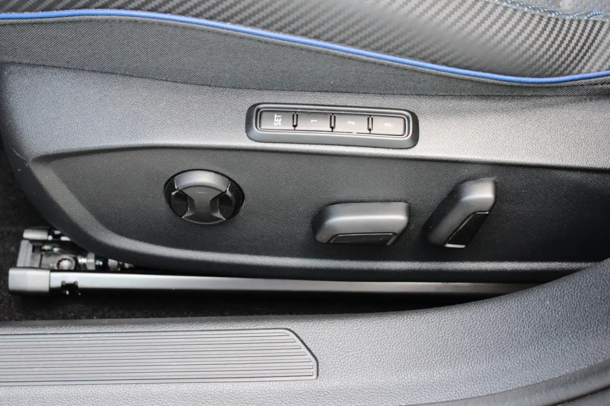 2.0 TSI R 4M PERFORMANCE | HEAD UP | AKRAPOVIC | PANO | H&K | LEDER | CARPLAY | CAMERA | ACC | LED IQ | 19"