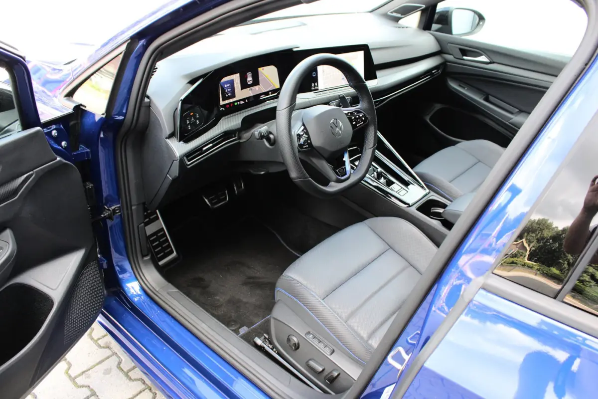 2.0 TSI R 4M PERFORMANCE | HEAD UP | AKRAPOVIC | PANO | H&K | LEDER | CARPLAY | CAMERA | ACC | LED IQ | 19"