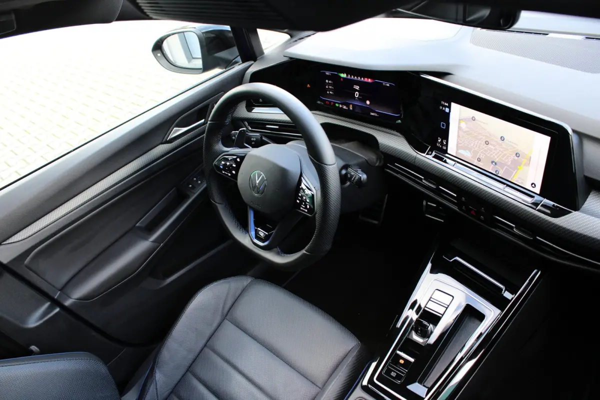 2.0 TSI R 4M PERFORMANCE | HEAD UP | AKRAPOVIC | PANO | H&K | LEDER | CARPLAY | CAMERA | ACC | LED IQ | 19"