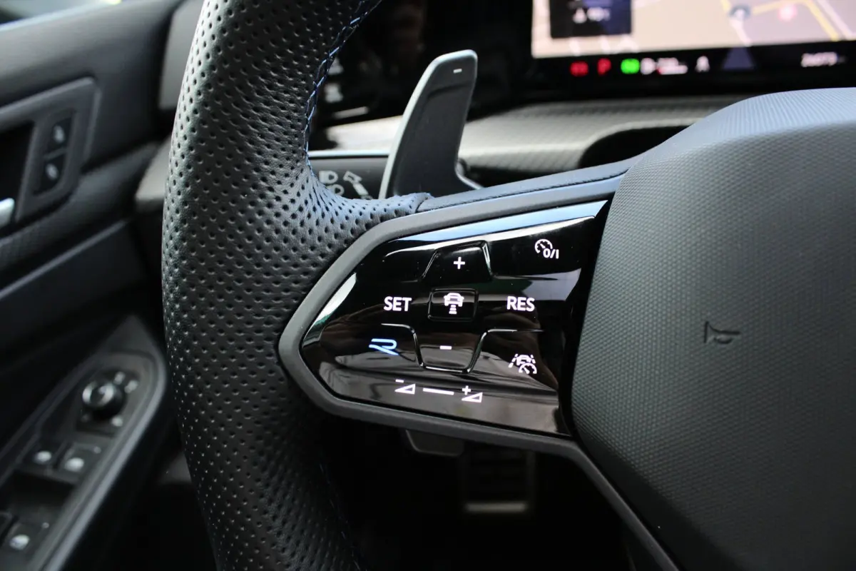 2.0 TSI R 4M PERFORMANCE | HEAD UP | AKRAPOVIC | PANO | H&K | LEDER | CARPLAY | CAMERA | ACC | LED IQ | 19"